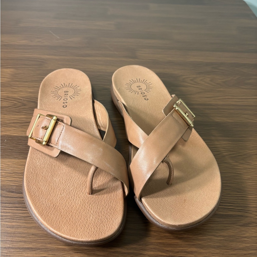 Brioso Women's Tan Buckle Sandals Size 8 NWOT‎
